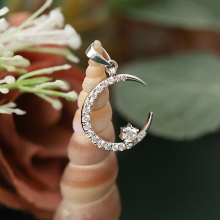 small-creascent-moon-pendent