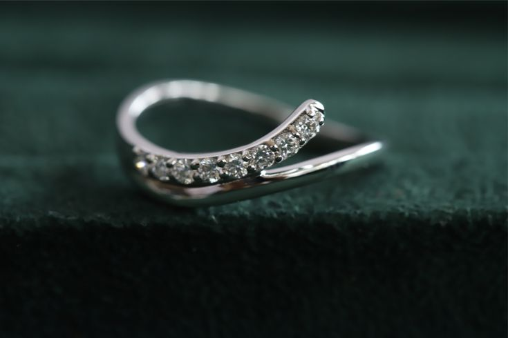 Adjustable V-Shaped Ring