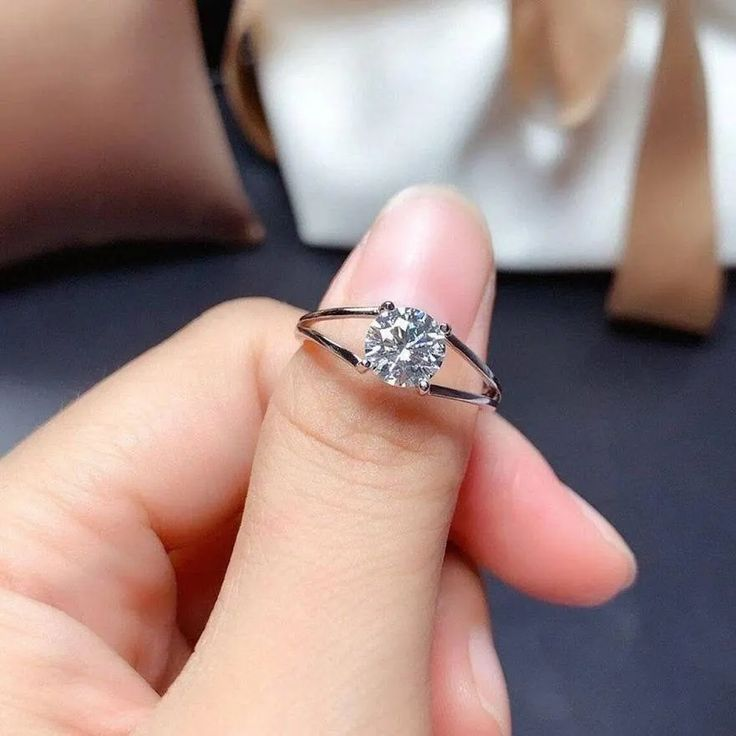 Round Diamond engagement ring