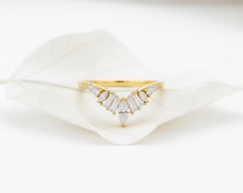 Mixed cuts V shaped Ring Design
