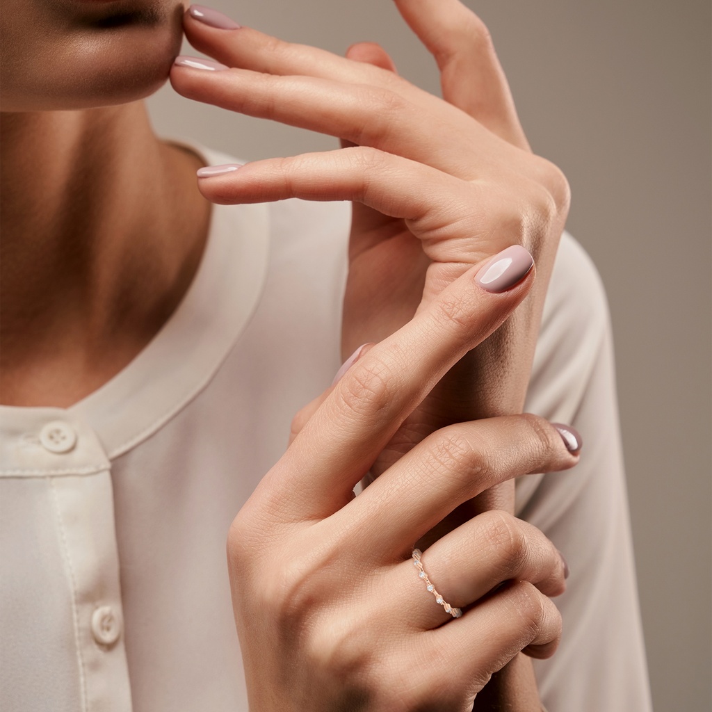 Reveries Diamond Band Ring wear in Hand(Rose Gold)